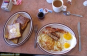 <b>Denny's</b><br>Prix intéressants, propreté acceptable, petit déjeuner servi à toute heure de la journée (si, si !): <i>French Toasts</i> (pain perdu) au <i>buttermilk</i>, sirop d'érable ou de maïs, oeufs au plat, bacon, saucisses, pommes de terre. Le tout arrosé d'un jus de chaussette brûlant et servi à volonté (il paraît que ça s'appelle du <i>café</i>).<br><b>C'est carrément notre chaîne favorite</b>.