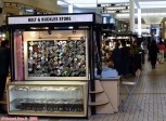 Mall de Tucson (Arizona).<br>Des boucles de ceinture complètement délirantes, et pas vraiment discrètes.