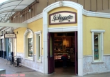 Ah, la <i>French Touch</i> ! Tout ce qui est Français fait très chic. Ces boutiques d'un centre commercial de Stanford ne font pas dans le discount !
