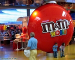 Une boutique <i>M&M's WORLD</i>, entièrement dédiée à une célèbre marque de friandises, que notre déontologie nous interdit bien sûr de citer.