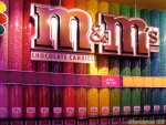 <i>M&M's WORLD</i>.<br>Comme on n'a rien à vous cacher, on avoue tout:<br>on en a pris un petit...<br>enfin, un moyen...<br>oh et puis zut, un ENORME sac,<br>ET ON A TOUT ENGLOUTI EN QUELQUES HEURES !<br>Et alors ? Ce n'est pas un crime, non ?