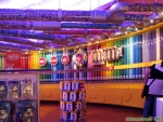 <i>M&M's WORLD</i>.<br>Notez les tuyaux au plafond, façon <i>pipe line</i> de bonbons !