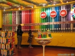 <i>M&M's WORLD</i>.<br>Vous pouvez composer vous-même votre assortiment de friandises, à un distributeur géant.