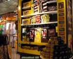 <i>M&M's WORLD</i>.<br>Mugs, T-shirts, casquettes, oreillers (si, si, regardez bien !), chemises de nuit, caleçons, serviettes de bain, paniers à courses, pyjamas...