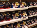 <i>M&M's WORLD</i>.<br>Effigies avachies sur des canapés ou chevauchant une moto <i>Captain America</i> toute droit sortie du film <i>Easy Rider</i> !