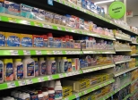 Pharmacie aux Etats-Unis.<p align=left>Rayon spécial tube digestif: laxatifs et anti-acides. Dans ce pays où l'on mange vraiment très mal, et très épicé, ce rayon occupe une place de tout premier choix.<br>A gauche de la photo, notez les couleurs des <i>Antiacid tablets</i>: rose, jaune et blanc, on dirait des bonbons !
