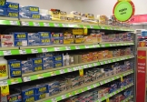 Pharmacie aux Etats-Unis.<br>Le rayon des aspirines ou équivalents.