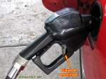 Le pistolet (<i>nozzle</i>) est généralement équipé d'un cliquet permettant de verrouiller le levier en position ouverte. Il n'est alors pas nécessaire de laisser la main dessus. Lorsque le réservoir est plein, le cliquet saute, et le remplissage s'arrête.