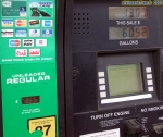 En janvier 2007, le prix du gallon d'essence sans plomb normale (<i>Unleaded regular</i>) était de 2.159 US Dollars (TTC), soit environ 1.66 Euros. 1 gallon correspondant à 3.785 litres, on en déduit que <b>le prix du litre était de 0.44 Euros</b>, soit 56 % moins cher qu'en France !