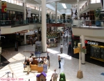 Les hauts lieux du shopping américain sont les <i>Malls</i>. Il s'agit de Centres commerciaux gigantesques entièrement couverts, sur plusieurs niveaux.<br>Ci-dessous, une vue du Mall de Tucson (Arizona).
