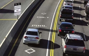 [no_rights] Pour inciter les automobilistes à pratiquer le covoiturage, certaines autoroutes urbaines disposent d'une <i>Carpool</i> (<i>Voiture piscine</i>  ???). Il s'agit d'une voie, généralement située à gauche, réservée aux transports collectifs et aux voitures ayant au moins 2 personnes à bord.