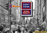Ce panneau indique <i>DON'T HONK</i> (Ne pas klaxonner), <i>$ 350 PENALTY</i> (Amende de 350 Dollars).<br>Nous l'avons photographié sur une avenue de Manhattan, à New York !