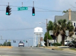 [no_rights] Feux de signalisation américains.<br>Très souvent le nom de la voie traversée est mentionné.<br>Dans cet exemple, on traverse <i>North Baylen Street</i>.
