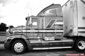 Truck américain <i>FreightLiner</i>, sur un parking de Floride.<br>Beau comme un camion !
