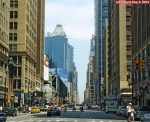 New York City, 8ème Avenue.<br>Au fond, Columbus Circle et Central Park.<br>On a de la chance, car nous sommes le dernier lundi de mai: c'est le <i>Memorial Day</i>, jour férié. La ville est presque déserte. Il n'y a que des touristes, se déplaçant en taxi, bus et métro.