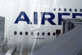 Aéroport de Roissy.<br>Détail de l'A380, depuis la passerelle d'accès au pont supérieur.