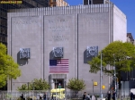 New York City.<br>Bâtiment de la Bridge And Tunnel Authority (Autorité des ponts et tunnels).<br>C'est aussi le quartier général des Men in black, dans le film éponyme.
