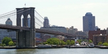 New York City.<br>Le pont de Brooklyn, vu depuis le Pier 17.