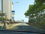 New York City, entrée du pont de Brooklyn, côté Manhattan.<br>Le panneau nous informe que la zone est sous le contrôle vidéo de la police de New York.