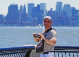 New York City.<br>Un clandestin céphalopoïde, armé d'un carboniseur azimuté réverbérant à capacité accrue, s'apprête à raser Manhattan.<br>Remarquez l'astuce consistant à faire passer son antenne pour une canne à pêche. Quant à son arme, il l'a déguisée en paire d'appareils photo pour prise de vue stéréoscopique. Il est vraiment très fort, mais ça ne trompe pas les Men In Black !