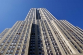 New York City.<br>Vu d'en bas, l'Empire State Building ne semble pas très haut. Erreur !