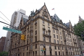 New York City. Immeuble <i>Dakota</i>, sur Central Park West.<br>Le chanteur John Lennon y habitat, et y fut abattu par un déséquilibré, en 1980.