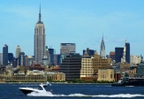 New York City, vue depuis Liberty State Park (New Jersey).<br>L'Empire State, le MetLife et le Chrysler Buildings.<br>La perspective est trompeuse: