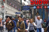 New York City.<br>Pour trouver des vêtements à la mode, il n'y a qu'une seule adresse, la 7ème Avenue, <i>Fashion Avenue</i>.