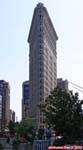 New York City.<br>A l'angle de la 5ème Avenue et de Broadway, le Flatiron Building.<br>Il porte bien son nom de <i>fer à repasser</i>. Ca doit être pratique à meubler...