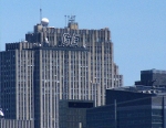 New York City.<br>Le General Electric (GE) Building, vu depuis le New Jersey.<br>Son sommet constitue le <a href='/voyages/Etats-Unis/New_York/Rockefeller_Center' target='_blank'><i>Top of the Rock</i></a> du Rockefeller Center.<br>Au sommet, une masse grouillante de touristes...