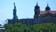 New York City.<br>Vue depuis Liberty State Park (New Jersey), la Statue de la Liberté semble posée sur les bâtiments d'Ellis Island...