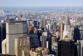 New York City.<br>Depuis le 86ème étage de l'Empire State Building, on a une vue bien dégagée sur les Metlife et Chrysler Buildings.<br>Il faut juste éviter les mauvaises rencontres, genre gorille géant à l'haleine pas fraiche !