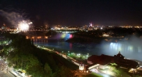 Niagara Falls by night.<br>Le <i>voile de la mariée</i> (au centre) et le <i>fer à cheval</i> (à droite) vus depuis la rive canadienne du fleuve Niagara.<br><font size=-1>Image brute, non retouchée.<br>Paramètres de prise de vue: appareil sur trepied, sensibilité 400 ISO, ouverture F4.5, vitesse 3.5 secondes, focale 18 mm.</font>