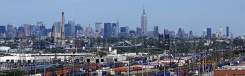 New York City.<br>Skyline de Manhattan, vue depuis la New Jersey Turnpike.