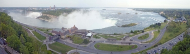 Niagara Falls.<br>Le <i>voile de la mariée</i> (à gauche) et le <i>fer à cheval</i> (au centre) vus depuis la rive canadienne du fleuve Niagara.