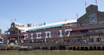 New York City.<br>Le Pier 17 (quai 17) supporte un centre commercial à touristes, un peu à la façon du <a href='/voyages/Etats-Unis/Californie/San_Francisco/Fish_Wharf_et_Pier_39/' target='_blank'>Pier 39 de San Francisco</a>, mais en moins sympathique.