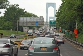 New York City, Pont George Whashington, sur l'Hudson.<br> Ah oui, mais il va falloir compter sur pas mal de bouchons. Au lieu des 7 heures prévues, il nous en faudra 10, pour arriver à Niagara Falls...