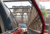New York City, sur le pont de Brooklyn.<br>Ne pas oublier de surveiller les rétroviseurs !