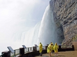 Chute du <i>fer à cheval</i>, Niagara Falls, Ontario, Canada.<br>C'est sympa de nous fournir des ponchos. Mais ils auraient pu nous prévenir qu'il fallait les enlever en sortant: on s'est fait ramasser par les éboueurs...