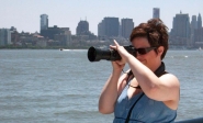 New York City.<br>Lassée de me voir faire des photos ratées, Sophie prend les choses en mains. Mais la raideur de son auriculaire trahit son statut d'alien...
