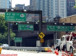 New York City.<br>Sortie du Lincoln Tunnel, côté Manhattan.<br>Comme on veut aller à Central Park, il nous faut prendre la direction <i>Uptown</i>.<br><font size=-1><i>Uptown</i> = ville haute (nord de Manhattan), <i>Downtown</i> = ville basse (sud de Manhattan). Entre les deux, on a <i>Midtown</i>.<br><i>42 St</i> = 42th Street, soit 42ème Rue.</font>
