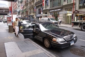 New York City, 32ème rue, Korea Town.<br>Nous devons nous rendre à l'aéroport JFK pour récupérer une voiture de location. Une Lincoln Towncar va nous y conduire.
