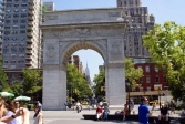New York City.<br>L'arche de Washington Square Park marque le début de la 5ème Avenue.<br>Au fond, l'Empire State Building monte la garde...