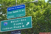 New York City.<br>Panneaux indicateurs à la sortie du pont de Brooklyn, à... Brooklyn.<br><font size=-1>Il faut savoir interpréter les abréviations: <i>Bklyn</i> = Brooklyn, <i>Qns</i> = Queens, <i>Expwy</i> = Expressway !</font>