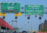 New York City.<br>Au volant, sur le Williamsburg Bridge.<br>Cette fois-ci, pas d'impairs: pour aller à JFK, il faut traverser le Queens.