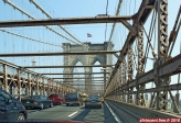 New York City, sur le pont de Brooklyn.<br>Toujours aussi rongé par la rouille, ce pont.<br>Et puis honnêtement, qu'est-ce qu'il est moche !<br>Les voies sont plutôt étroites: il faut rester bien concentré pour rester sur sa file.