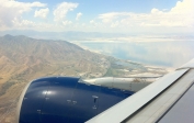 [no_rights] Approche sur Salt Lake City (Utah).<br>Le grand lac salé, entouré d'étendues de... sel.