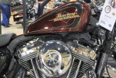 [no_rights] Concession Harley Davidson <i>Beartooth</i>, Billings, Montana.<br>Les clés sont sur le contact, et un écriteau indique <i>Test ride this bike now !</i> c'est bête, je n'ai pas mon casque !