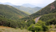 [no_rights] Vue de la vallée de Salt Lake, depuis <i>Big Mountain Pass</i>, Utah, Etats-Unis.<br>Stationnés sur la route, 2 véhicules de l'équipe de tournage travaillant pour Yamaha, sur les modèles R1, R6 et MT-09 2014.
