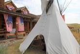 [no_rights] Champ de bataille de Little Bighorn, Montana, Etats-Unis.<br>Synthèse de la journée, un affreux biker dans un tipi indien.<br>Il est tout tatoué et prend la pose pour Sophie.<br>Je vais devoir déterrer la hache de guerre !
